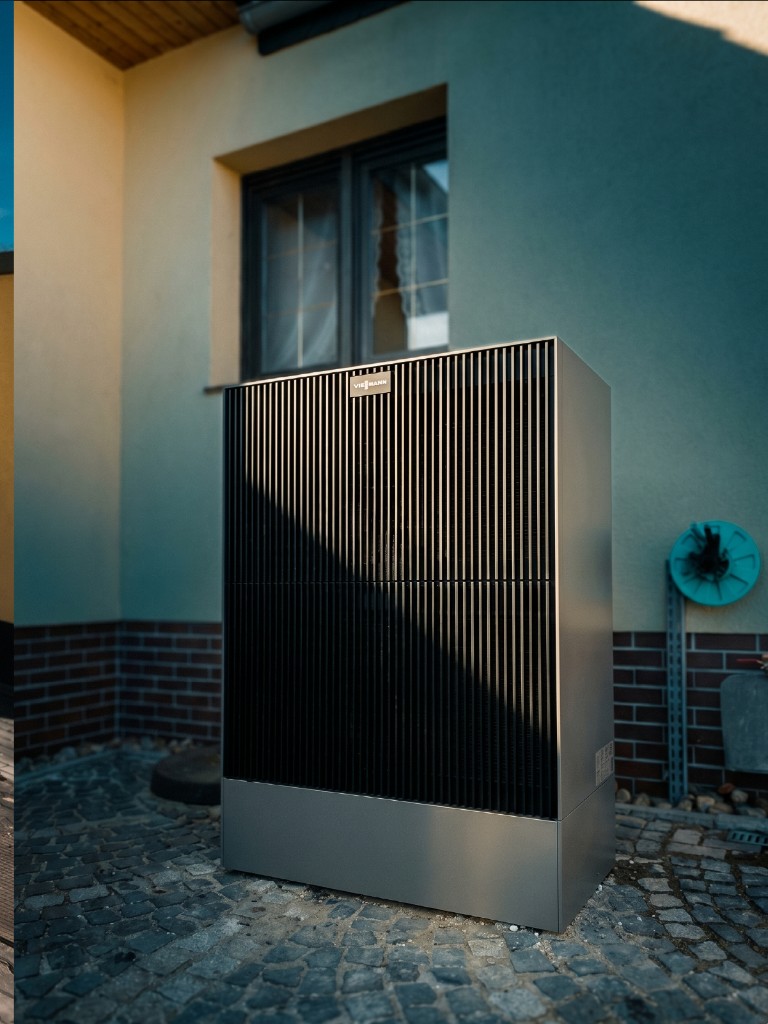 Viessmann Wärmepumpe im Garten eines Einfamilienhauses